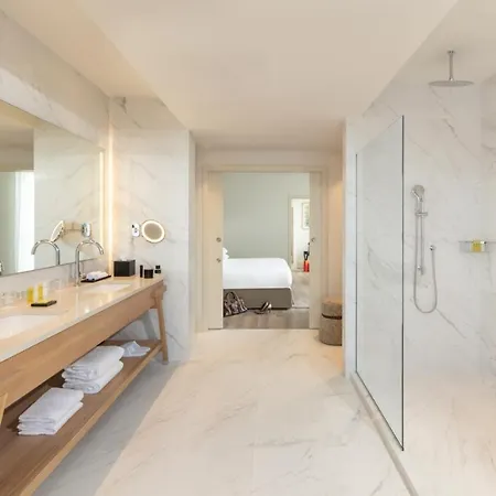 Le Grand Pavillon Chantilly Отель 4*