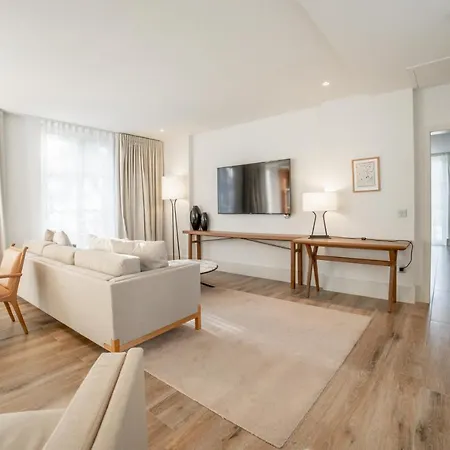 Le Grand Pavillon Chantilly Hotel 4*