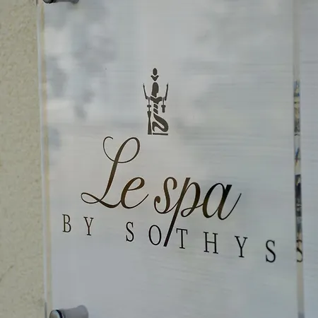 Le Grand Pavillon Chantilly Отель 4*