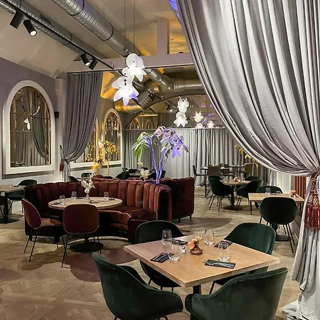 Отель Le Grand Pavillon Chantilly