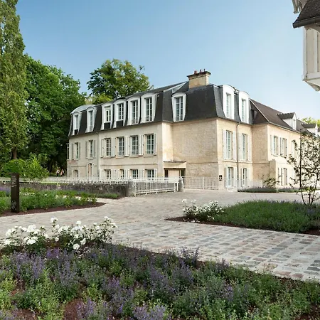 Отель Le Grand Pavillon Chantilly 4*