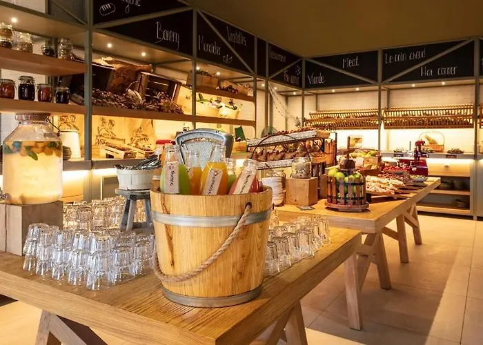 Le Grand Pavillon Chantilly Hotel 4*