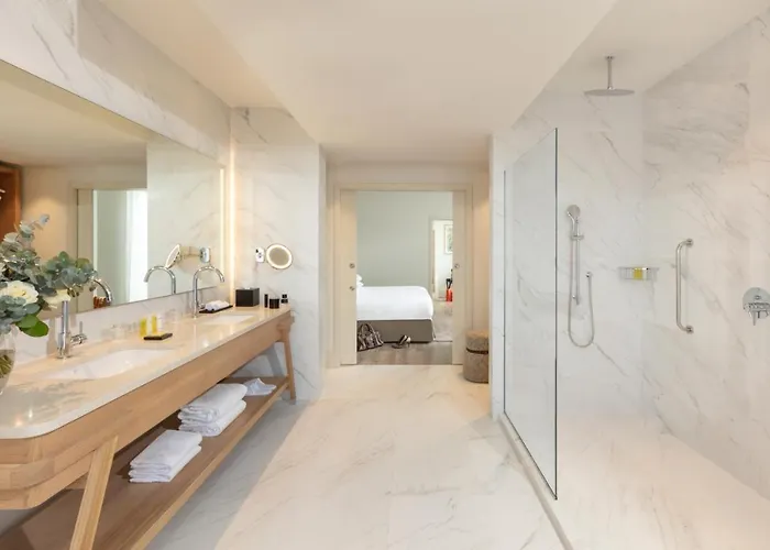 Le Grand Pavillon Chantilly Hotel 4*