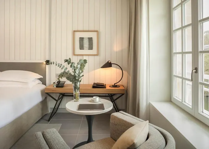 Le Grand Pavillon Chantilly Hotel 4*